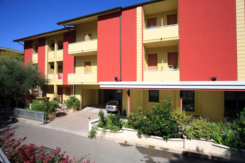 Hotel Residence Elisabetta Cesenatico Eksteriør billede